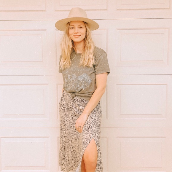 Meet your Posher, Dannielle 🌸🌼 - Picture 4 of 6